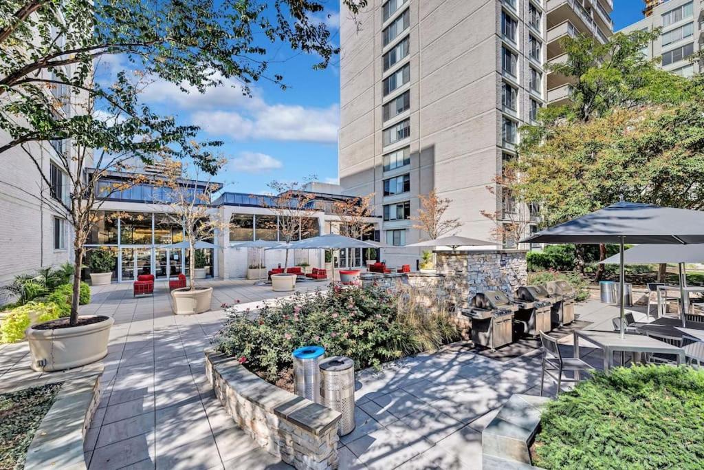 Charming Apartment At Crystal City With Amazing Amenities Arlington Eksteriør billede