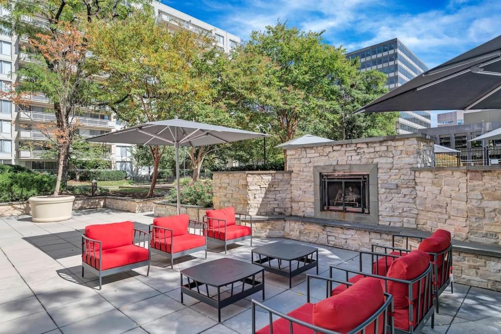 Charming Apartment At Crystal City With Amazing Amenities Arlington Eksteriør billede